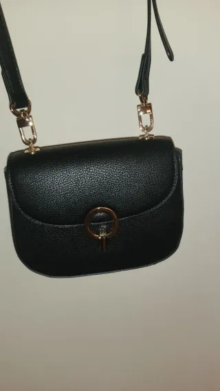 Bolso negro con detalles dorados