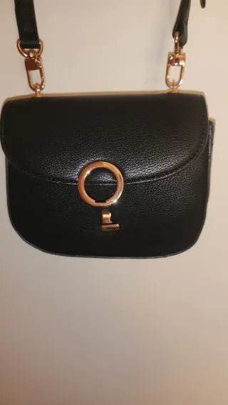 Bolso negro con detalles dorados