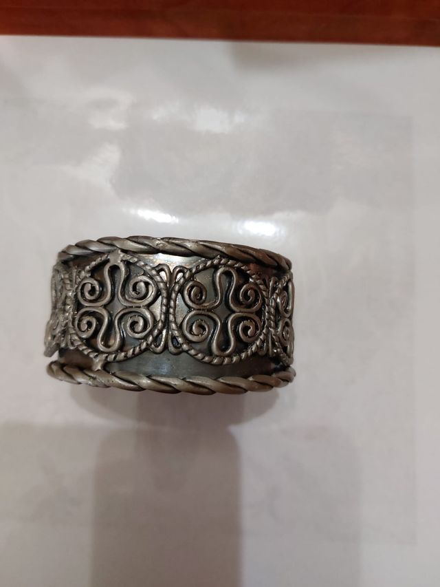 Brazalete plateado diseño intrincado