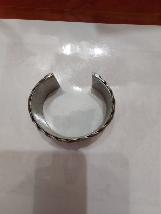 Brazalete plateado diseño intrincado