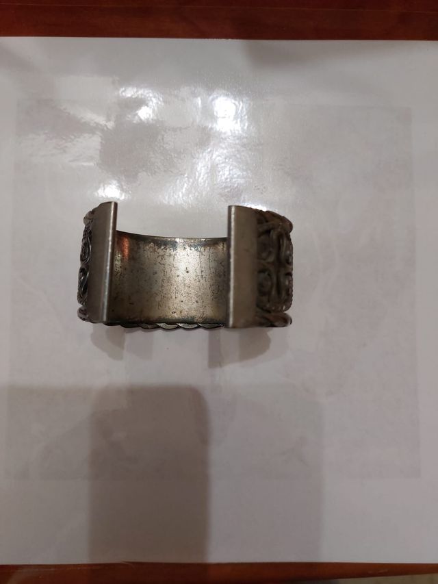 Brazalete plateado diseño intrincado