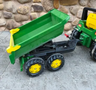 Tractor de pedales verde con pala y remolque