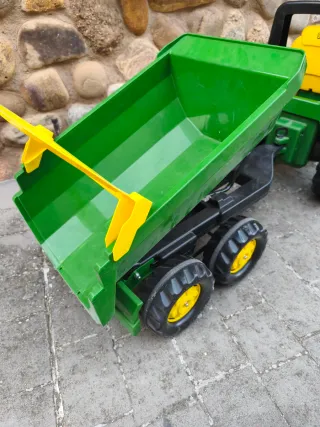 Tractor de pedales verde con pala y remolque