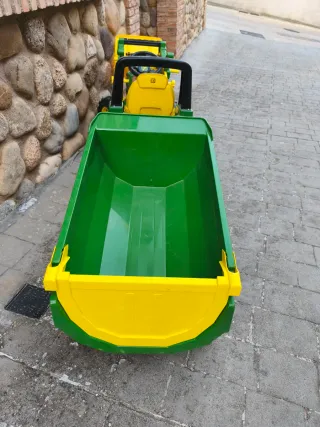 Tractor de pedales verde con pala y remolque