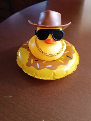 Pato de goma con sombrero y gafas