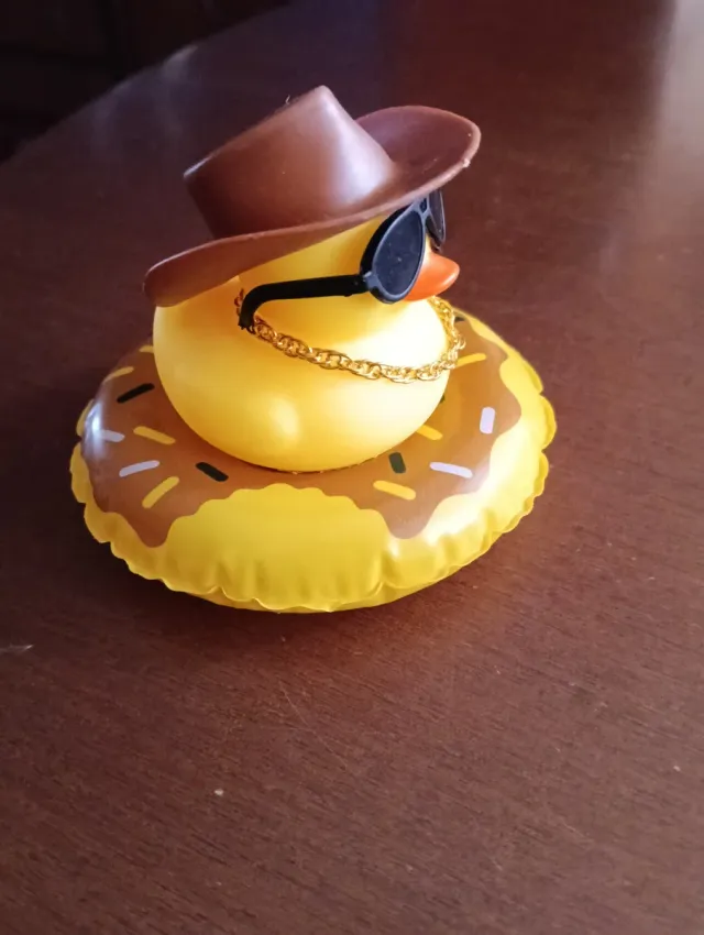 Pato de goma con sombrero y gafas