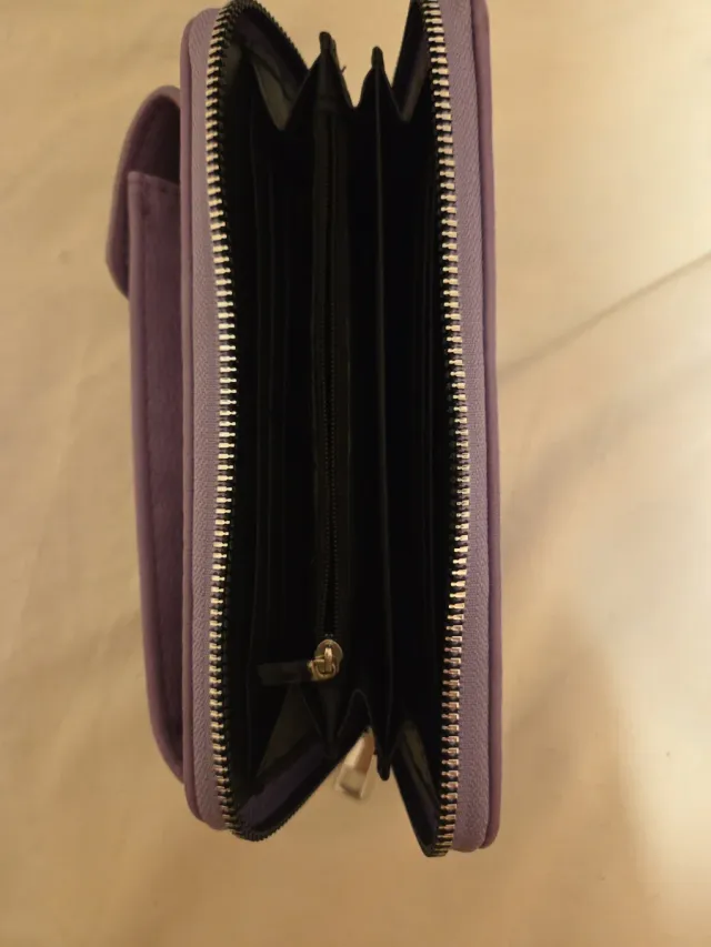 Cartera porta móvil morada