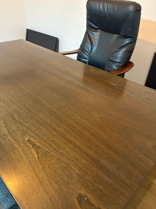 Mesa de despacho y 3 sillas de piel