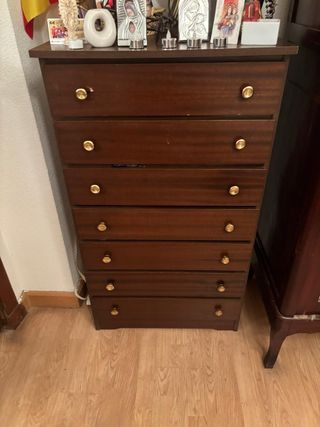 Cómoda de madera con tiradores dorados