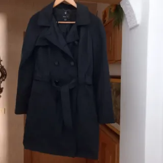 Gabardina negra mujer de Mango.