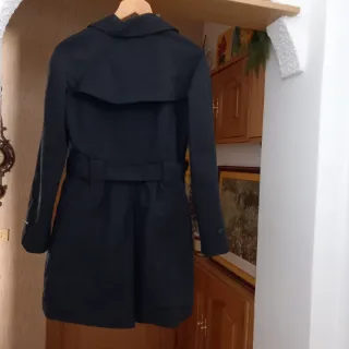 Gabardina negra mujer de Mango.