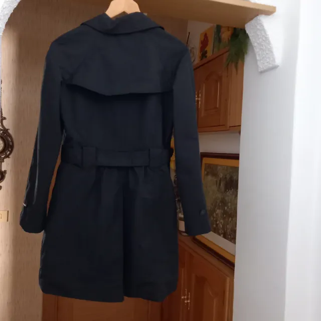 Gabardina negra mujer de Mango.