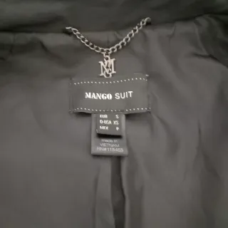 Gabardina negra mujer de Mango.