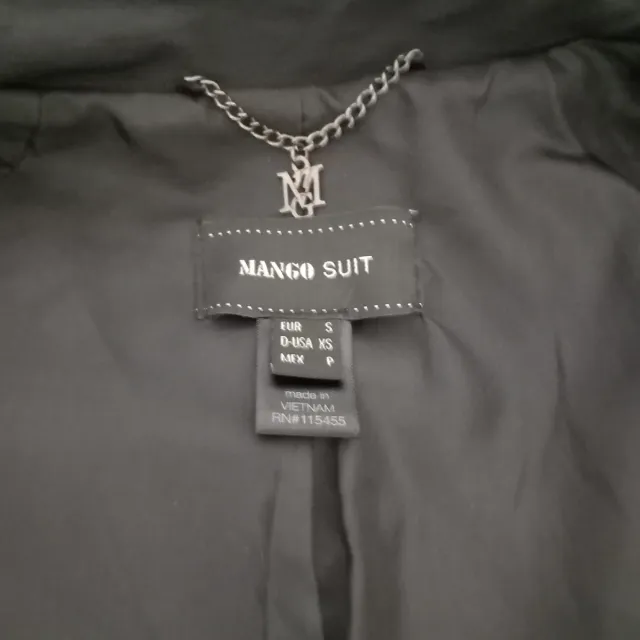 Gabardina negra mujer de Mango.