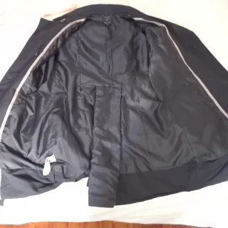 Gabardina negra mujer de Mango.