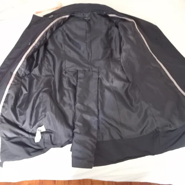 Gabardina negra mujer de Mango.