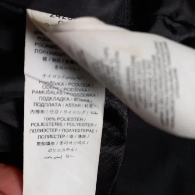 Gabardina negra mujer de Mango.