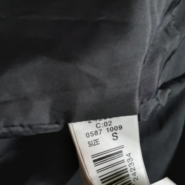 Gabardina negra mujer de Mango.