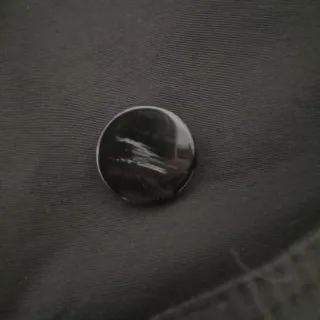 Gabardina negra mujer de Mango.