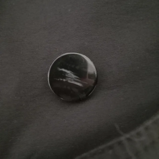 Gabardina negra mujer de Mango.