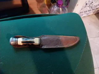 Faca antiga com cabo de osso e bainha