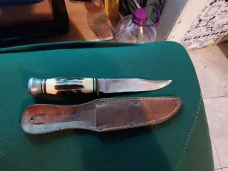 Faca antiga com cabo de osso e bainha