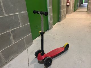 Moto y patinete infantil rojo ( se venden juntos)