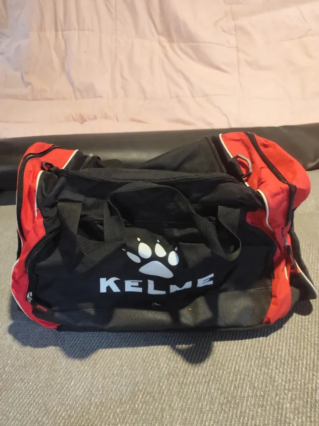 Bolsa de deporte Kelme negra y roja