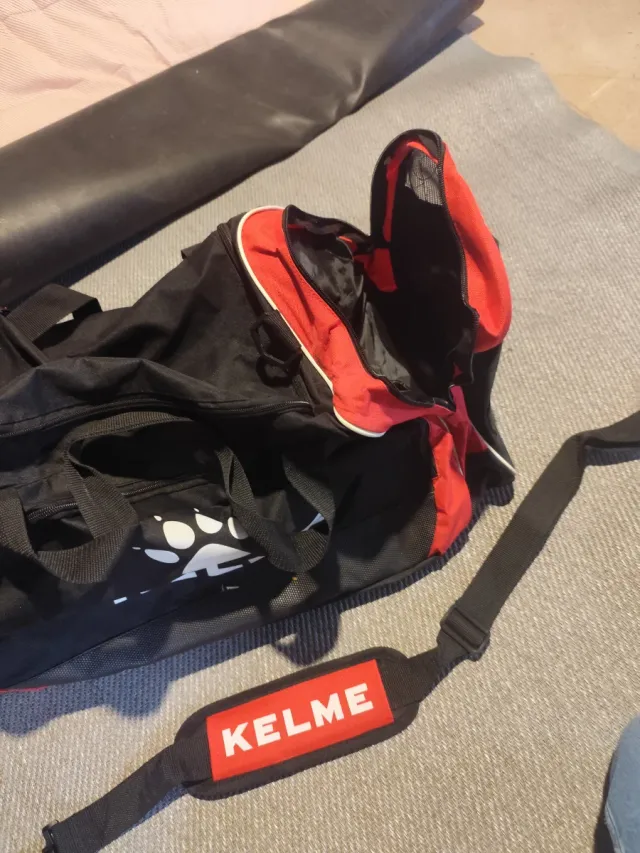 Bolsa de deporte Kelme negra y roja