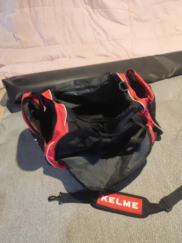 Bolsa de deporte Kelme negra y roja