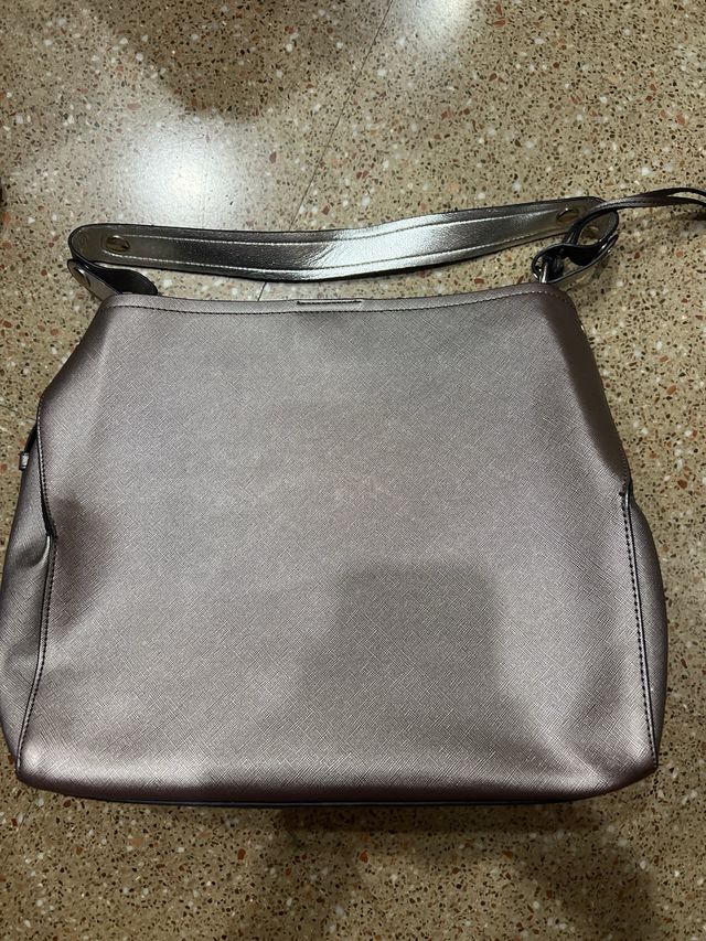 Bolso Binnari plateado con diseño calado