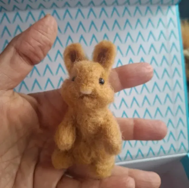 Conejo de fieltro artesanal