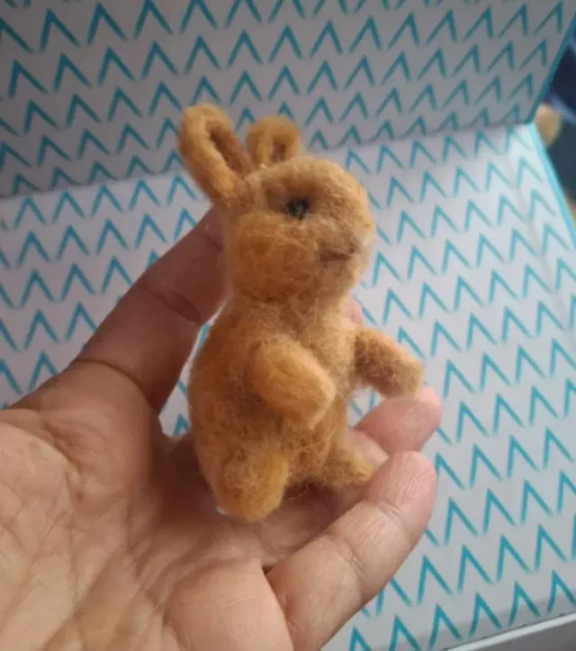 Conejo de fieltro artesanal