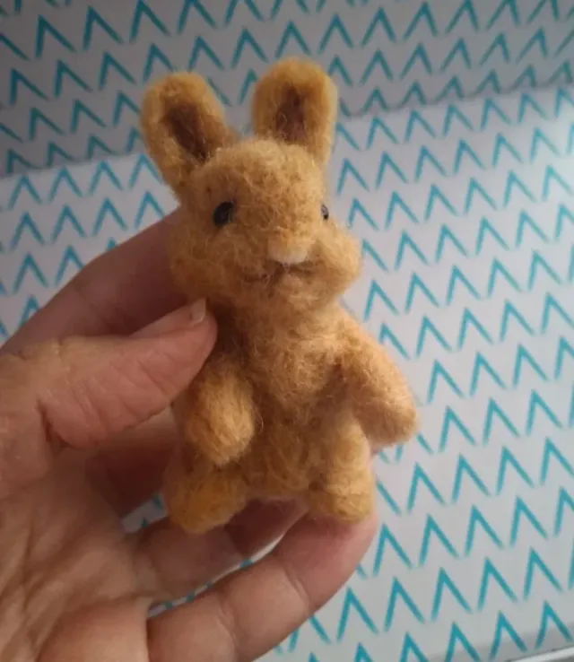 Conejo de fieltro artesanal