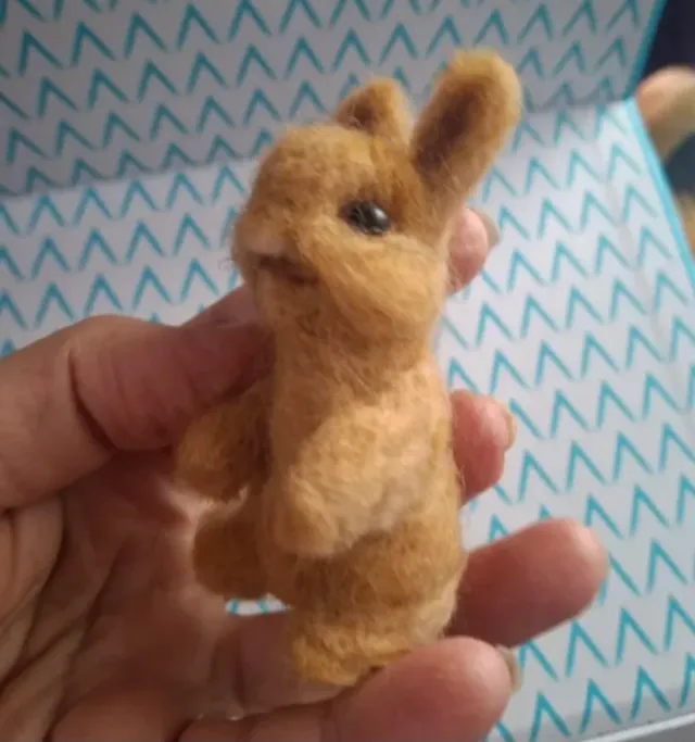 Conejo de fieltro artesanal