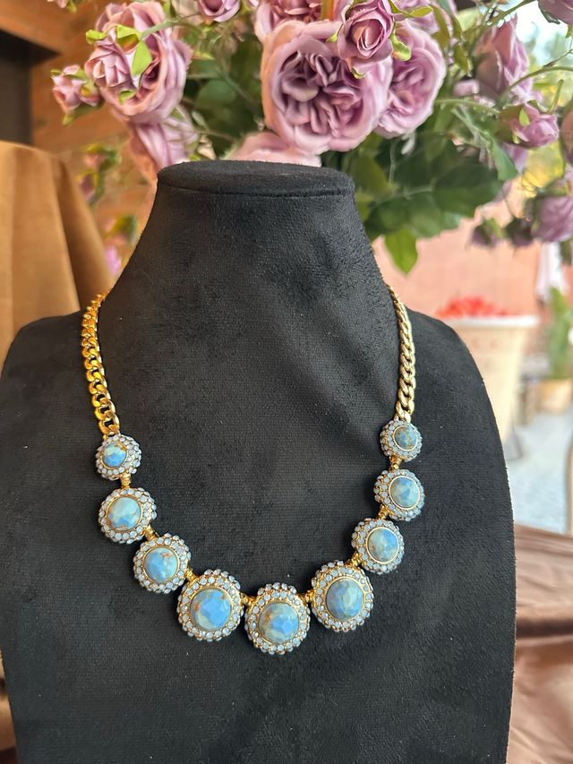 Collar vintage con piedras azules y doradas