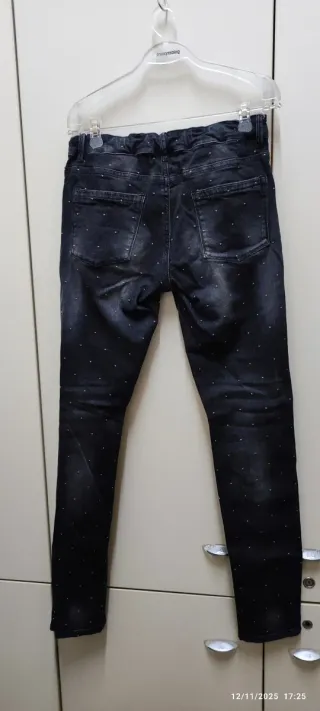 Jeans skinny neri con dettagli a pois