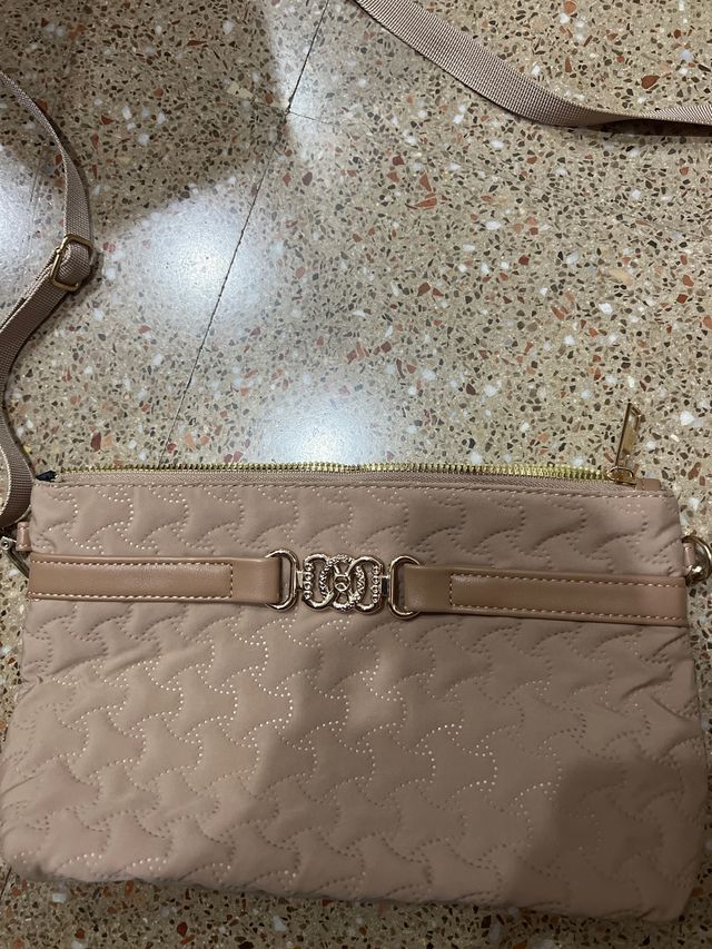 Bolso marrón con detalles dorados