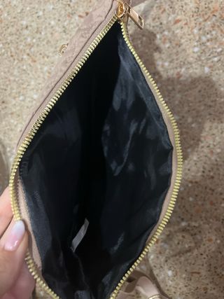 Bolso marrón con detalles dorados