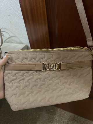 Bolso marrón con detalles dorados