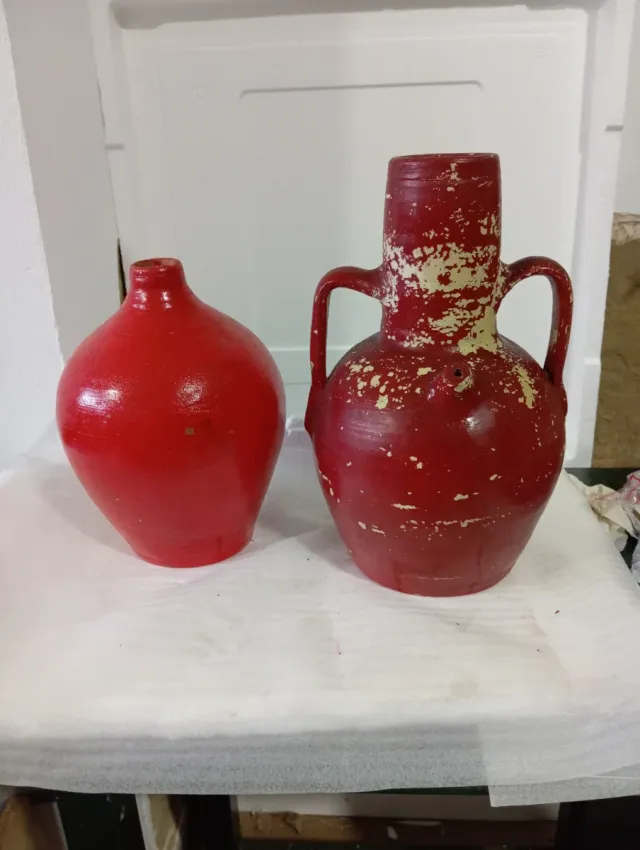 Vaso di ceramica antico rosso