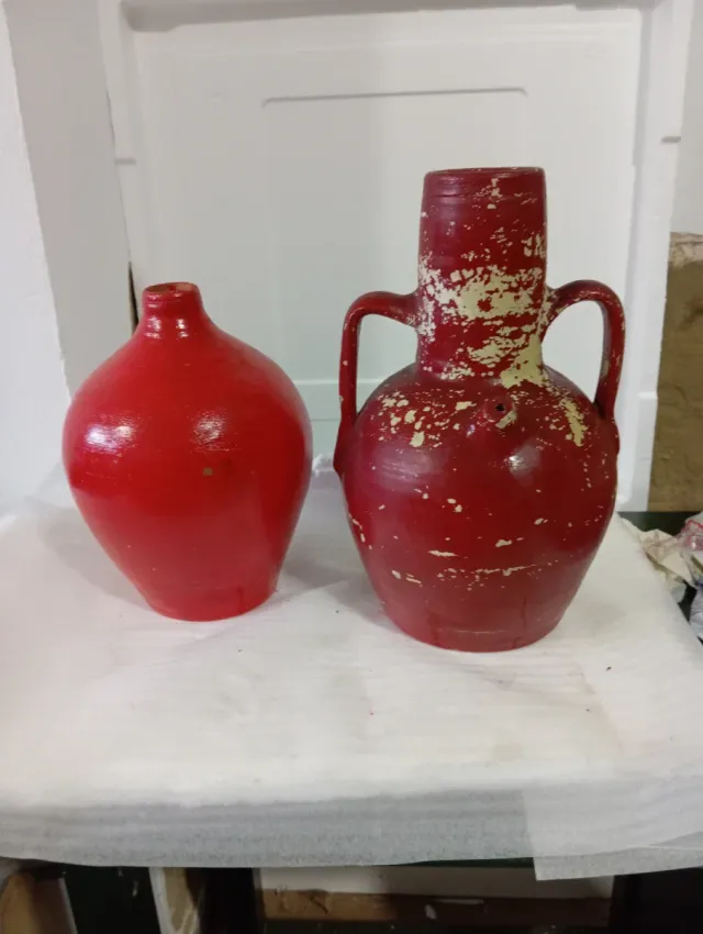 Vaso di ceramica antico rosso