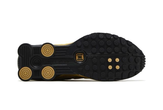 Nike Shox R4 Negro Metálico Dorado