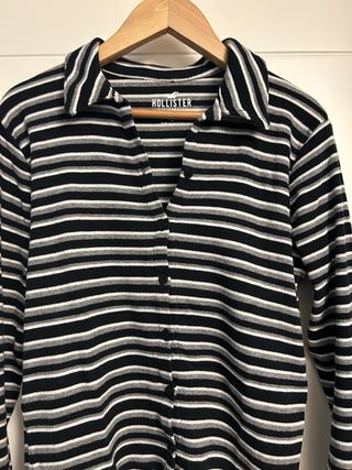 Camiseta Hollister rayas botones