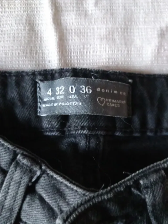 Vaqueros negros rotos