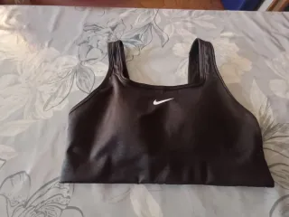 Top deportivo Nike negro