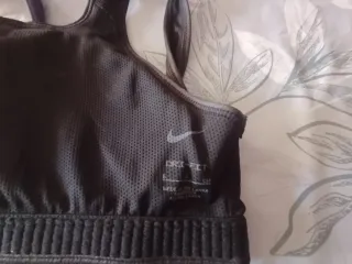 Top deportivo Nike negro