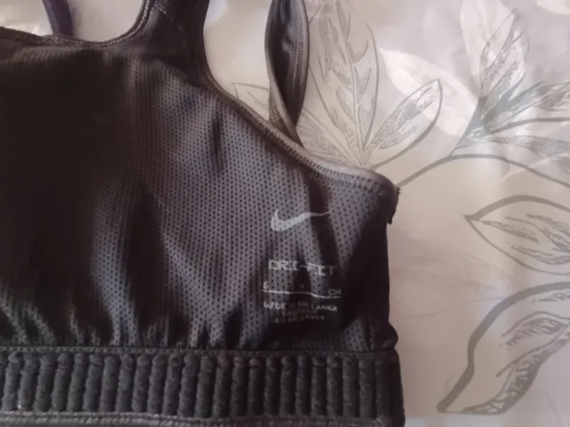 Top deportivo Nike negro