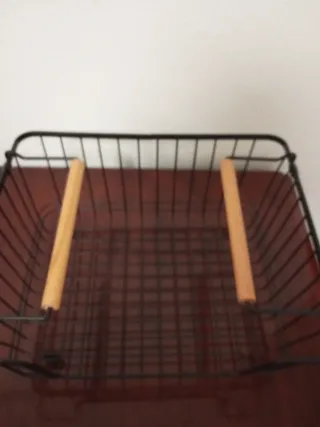 Cesta metálica negra con asas de madera