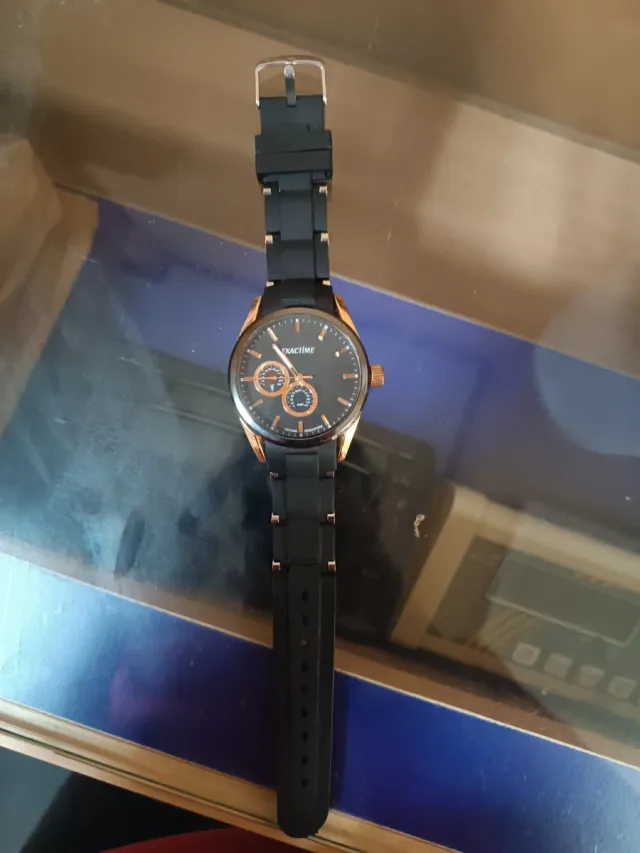 Reloj Exactime Negro y Dorado